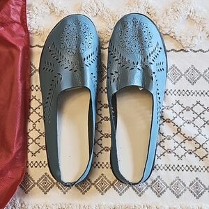 New in bag Owlkay leather floral shoes slides